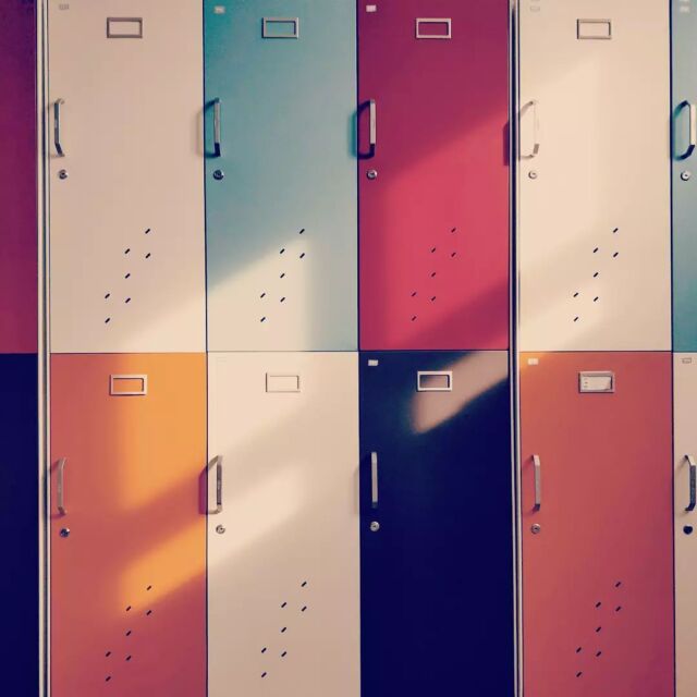 [💡SULLA SCUOLA]

° PRIMA DI QUALSIASI VOTO, C'È UN VOLTO °

Da circa un mese bambini e ragazzi hanno ripreso il loro percorso scolastico.

Apparentemente un evento non eccezionale, che accade tutti gli anni nello stesso periodo e con modalità ricorrenti.

Per ogni singolo bambino e ogni singolo ragazzo è invece un momento importante, e diverso ogni anno. È un passaggio carico di aspettative e costellato da molte emozioni.

Ognuno attraversa ed esprime queste emozioni in modi differenti: c’è chi le trattiene dentro di sé, chi le esterna a parole, chi con i comportamenti, chi tra gli scarabocchi sui libri.
Qualsiasi sia la modalità, è importante che accanto ad ogni bambino e ad ogni ragazzo ci siano occhi attenti, pronti ad accogliere i momenti di soddisfazione e quelli di maggiore fatica. Questi occhi possono essere quelli dei genitori, degli insegnanti o di altri adulti significativi, l’importante è che siano ricettivi nell’ascoltare le parole urlate tanto quanto i silenzi.

Quando l’esperienza scolastica diventa motivo di sofferenza, paure e ansia prolungate nel tempo è bene soffermarsi e capire cosa sta accadendo e non dare per scontato che la scuola debba implicare fatica. 
Perchè no, non tutte le fatiche servono per crescere.
🌱L’esperienza scolastica diventa motivo di crescita quando all’impegno - e a volte alla fatica - si affianca la possibilità di scoprire le proprie risorse e capacità. 

La scuola non si può limitare ad essere un contesto valutativo sulla base di parametri standard, è necessario che favorisca la scoperta delle risorse personali necessarie per far fronte alle fatiche che si possono incontrare.

A volte questo accade naturalmente, altre volte è necessario che le figure che conoscono il bambino o il ragazzo (genitori, insegnanti, tutor dell’apprendimento, psicologo, educatore) si confrontino per trovare la strada più serena da percorrere.

#scuola #backtoschool #psicologiascolastica #adolescenti #esperienzascolastica #bambini