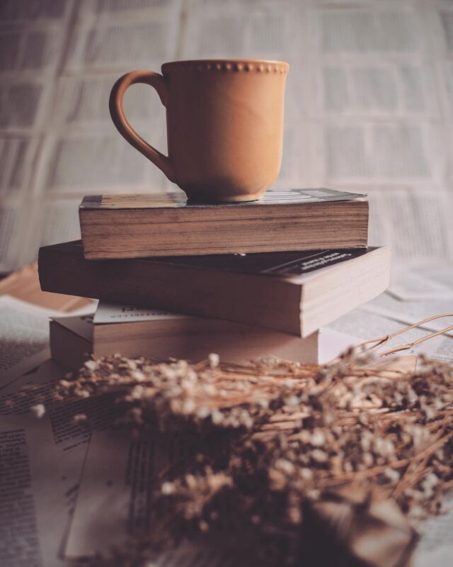 [AD OGNUNO IL PROPRIO MODO🐚] 

“Non si guarisce da una sofferenza se non a condizione di provarla pienamente” 
- Proust

🌱Qualche giorno fa mi sono imbattuta in questa frase di un’opera di Proust. E’ risuonata dentro di me, così me la sono appuntata conservandola tra le varie note.
Oggi mi ritrovo qui a rifletterci, dopo qualche settimana in cui ho lasciato che queste parole “lavorassero”.
E e rifletto su quanto sì, sia importante attraversare e toccare il dolore per elaborarlo, comprenderlo e per curarlo ma allo stesso tempo penso anche a quanto sia importante ascoltare il proprio ritmo, e seguire i propri tempi. 
🌱Non sempre ci si sente pronti per passare attraverso un dolore che sentiamo troppo grande, troppo profondo. 
Potremmo non sentircela in quel momento e va bene così. 
Potremmo volerlo toccare solo un poco per poi allontanarcene e va bene così.

🌱Si sente parlare delle fasi di elaborazione del dolore (spesso se ne parla in relazione ai lutti) e questo ci dà l’idea che attraversare una sofferenza non è un processo che avviene in una volta sola, una volta per tutte, ma passa attraverso delle fasi che si susseguono con un ritmo che non è predefinito ma che ha a che fare con noi, con ciò che - anche senza saperlo razionalmente - sentiamo giusto per noi.

🌱Quindi si, il dolore si cura passandoci attraverso ma come, quando e quanto farlo non è uguale per tutti. Ognuno ha il proprio modo, in quel momento della propria vita, di stare con la propria sofferenza e di prendersene cura. 
E va bene così. 

#psicologia #psicologiaclinica #costruttivismo #psicologiacostruttivista #studiodipsicologiaepsicoterapia #studiodipsicologia #bergamo #psicoterapia