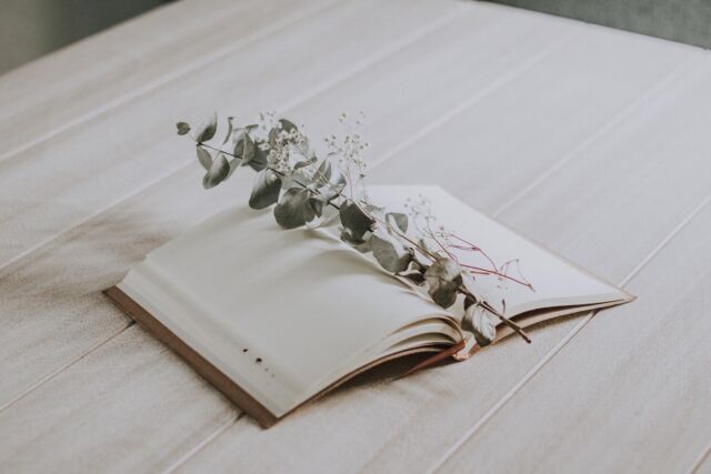 “La vita non è quella che si è vissuta, ma quella che si ricorda e come la si ricorda per raccontarla.”
Gabriel García Márquez.

Siamo spesso ostinatamente impegnati ad accumulare esperienze con l’idea che queste possano definire la nostra identità. A volte ci sfugge quanto noi non siamo fatti di un susseguirsi di eventi o di un accumulo di cose fatte, non siamo il risultato matematico di ciò che abbiamo vissuto. 

🌱Noi siamo frutto dei significati che abbiamo attribuito a ciò che ci è accaduto, al modo in cui abbiamo dato un senso alle esperienze che abbiamo vissuto e a come le abbiamo integrate dentro di noi, dandogli un “posto”per noi coerente.

🌱Ci sono sempre diverse alternative tra le quali scegliere per interpretare il mondo.

#psicologia #psicoterapia #psicologobergamo #studiodipsicologia #costruttivismo